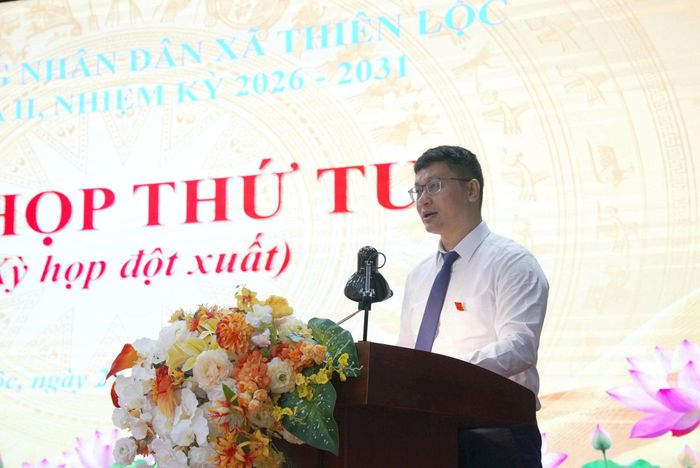 Phó Chủ tịch UBND xã Thiên Lộc Nguyễn Hùng Dũng trình bày các tờ trình tại kỳ họp. Ảnh: PV