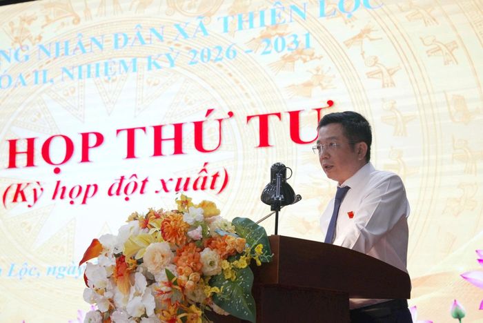 Bí thư Đảng ủy, Chủ tịch HĐND xã Phạm Xuân Toàn phát biểu tại kỳ họp. Ảnh: PV