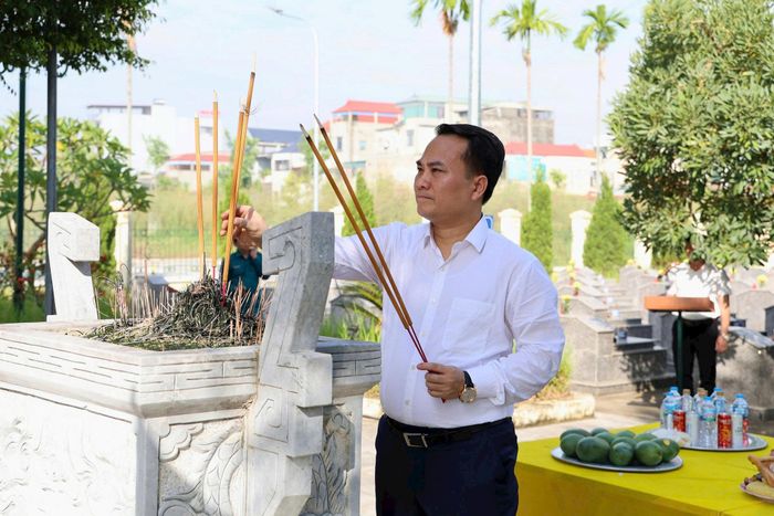 Bí thư Đảng ủy xã Tiến Thắng Vũ Duy Hùng thực hiện nghi thức dâng hương. Ảnh PV