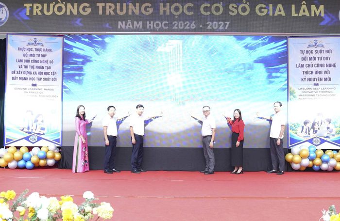 Lãnh đạo xã và Ban Giám hiệu Trường THCS Gia Lâm thực hiện nghi thức bấm nút ra mắt mô hình “Trường học số”. Ảnh: P.V