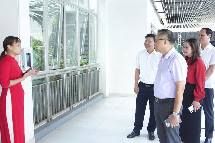 Đại biểu tham quan, trải nghiệm các không gian, giải pháp công nghệ được triển khai tại nhà trường. Ảnh: P.V
