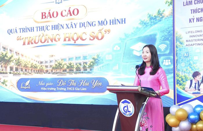 Hiệu trưởng Trường THCS Gia Lâm Đỗ Thị Hải Yến báo cáo tại buổi lễ. Ảnh: P.V