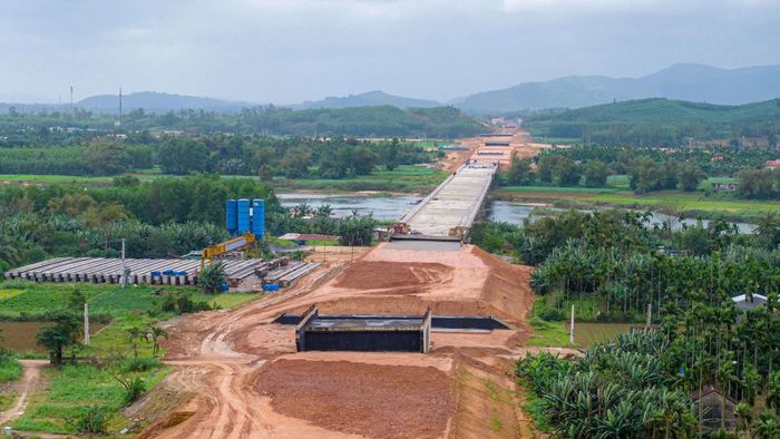 Một đoạn tuyến cao tốc Bắc - Nam trong giai đoạn thi công. Ảnh: Lê Đức