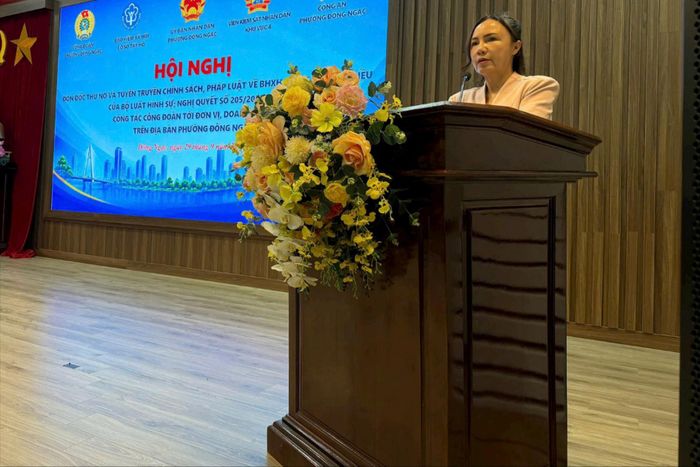 Bà Nguyễn Thị Hương, Phó Chủ tịch UBND phường Đông Ngạc, Phó trưởng Ban chỉ đạo thực hiện chính sách BHXH, BHYT, BHTN trên địa bàn phường phát biểu tại hội nghị. Ảnh. Thúy Hồng