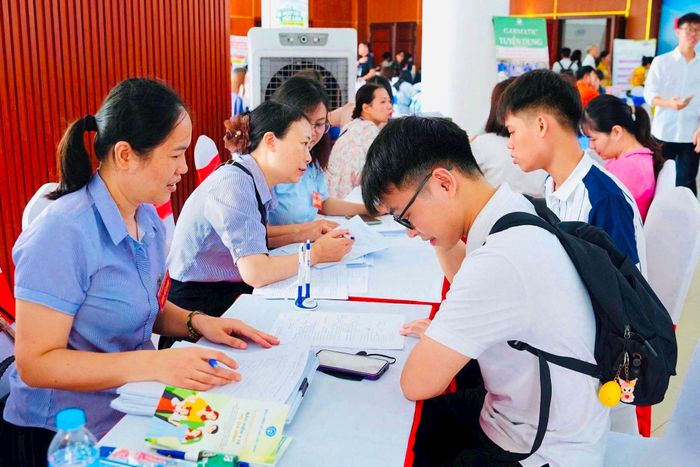 Người lao động đăng ký thông tin tìm việc làm tại Phiên giao dịch việc làm cụm Gia Lâm. Ảnh: Nguyễn Hải
