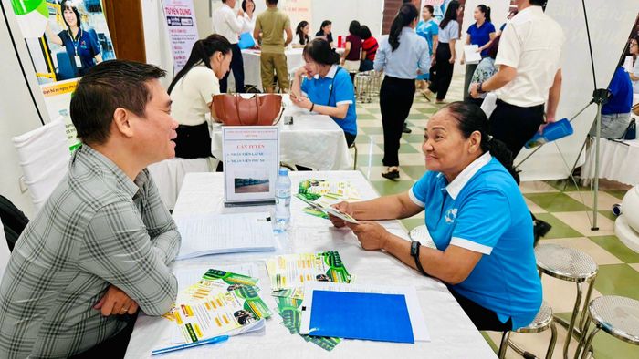 Nhiều cơ hội việc làm phù hợp cho người lao động ở các độ tuổi. Ảnh: Nguyễn Hải