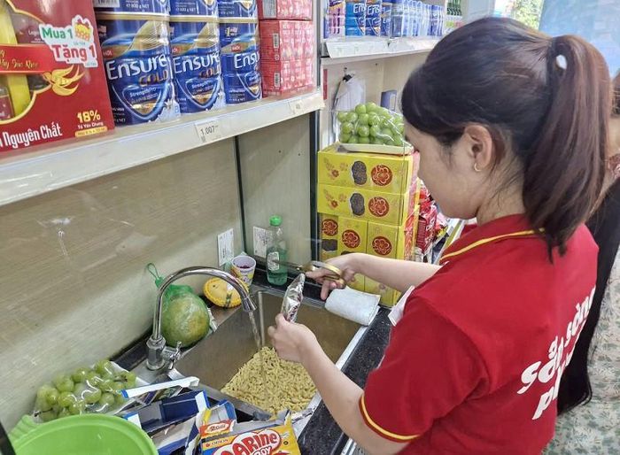 Một số mặt hàng tiêu dùng có dấu hiệu quá hạn sử dụng, không đảm bảo chất lượng được xử lý, tiêu hủy theo quy định. Ảnh: PV
