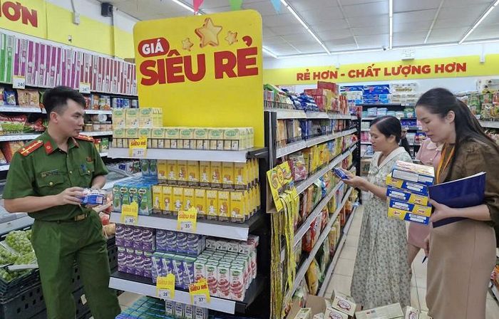 Xã Phú Xuyên tiếp tục duy trì các tổ công tác tăng cường kiểm tra chất lượng hàng hoá, đưa hoạt động kinh doanh đi vào nền nếp, góp phần bảo vệ quyền lợi người tiêu dùng. Ảnh: PV