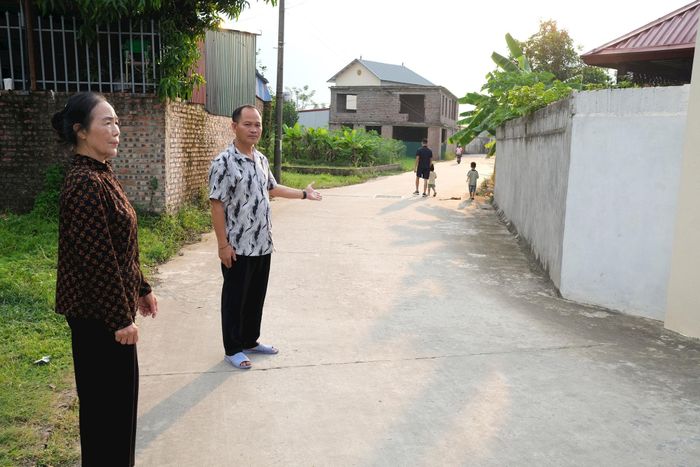 Trên phần đất gia đình bà Đặng Thị Phương Châm hiến tặng, đã góp phần nối dài mở rộng tuyến đường liên thôn Phú Hạ - Thanh Trí, thúc đẩy phát triển kinh tế xã hội. Ảnh Sỹ Hào
