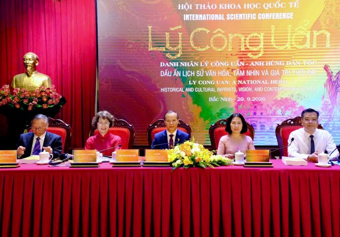 Đoàn chủ tọa hội thảo khoa học quốc tế. Ảnh: Ban tổ chức