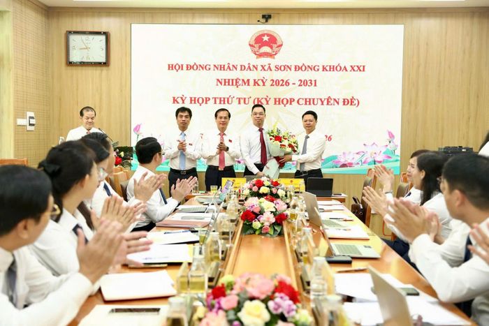 Ủy viên Ban Thường vụ Đảng ủy xã Sơn Đồng Trịnh Văn Khánh được bầu giữ chức Phó Chủ tịch UBND xã. Ảnh: NS