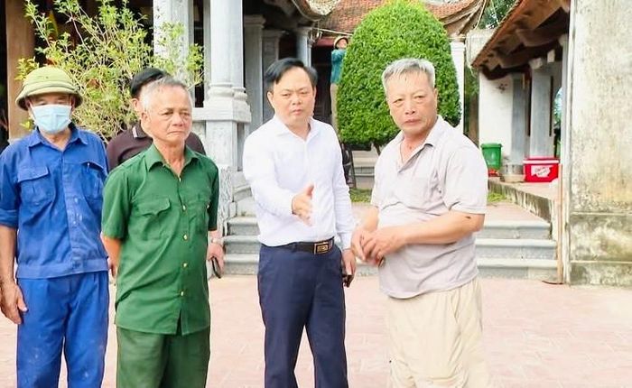 Trước đó, Chủ tịch UBND xã Tam Hưng Bùi Đình Thái kiểm tra, đôn đốc công tác chỉnh trang khuôn viên đình Kim, thôn Song Khê. Ảnh: Bình Minh 