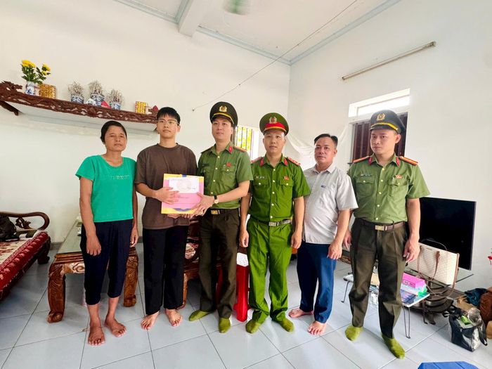 Công an xã Đại Xuyên gặp mặt, tặng quà, chúc mừng Nguyễn Văn An trúng tuyển Học viện Kỹ thuật và Công nghệ An ninh. Ảnh: Hồng Nhung