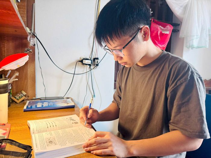 Em vừa học, vừa phụ giúp gia đình khi có thể và suốt những năm phổ thông vẫn duy trì kết quả học tập tốt. Ảnh: Hồng Nhung