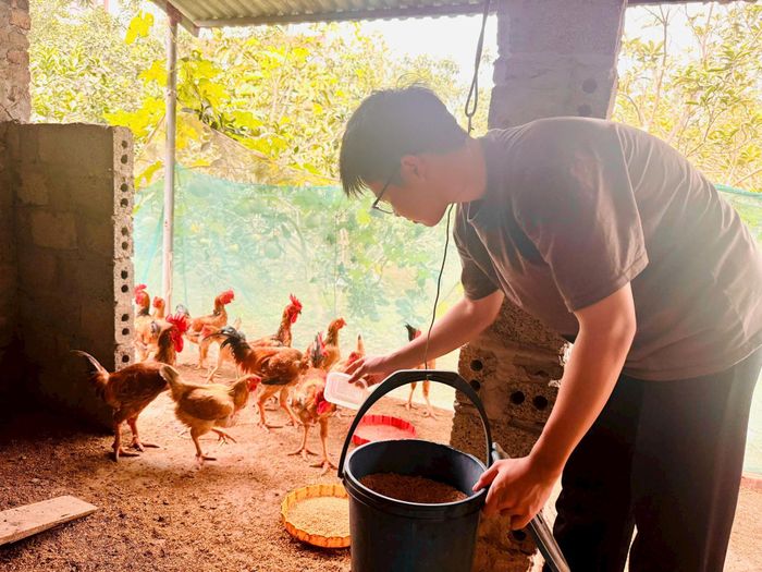 Mỗi ngày, An đều chủ động làm việc nhà. Ảnh: Hồng Nhung