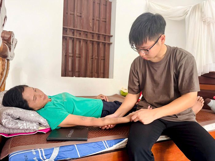 Mỗi lúc rảnh rỗi, An lại chăm sóc mẹ, giúp mẹ vượt qua cơn đau chạy thận. Ảnh: Hồng Nhung