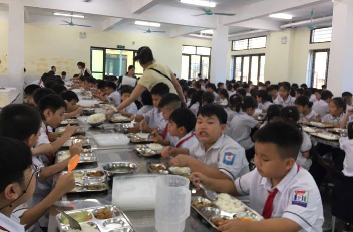Học sinh xã Ứng Hòa được bố trí ăn trưa tập trung để nhà trường dễ kiểm soát. Ảnh: Ngô Hoạt