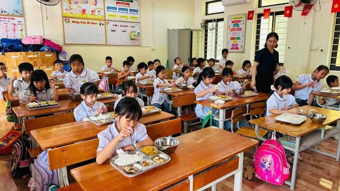 Sau hơn 3 tuần thực hiện ăn bán trú, các khâu kiểm soát chất lượng được thực phẩm được xã Ứng Hòa chỉ đạo nghiêm ngặt, bảo đảm vệ sinh an toàn thực phẩm. Ảnh: Nguyễn Hiền