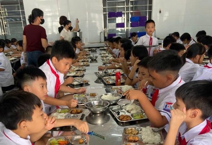 Các suất ăn của học sinh Tiểu học Ứng Hòa được Ban đại diện cha mẹ học sinh và Ban giám hiệu nhà trường kiểm tra, giám sát thường xuyên nhằm bảo đảm chất lượng. Ảnh: Ngô Hoạt