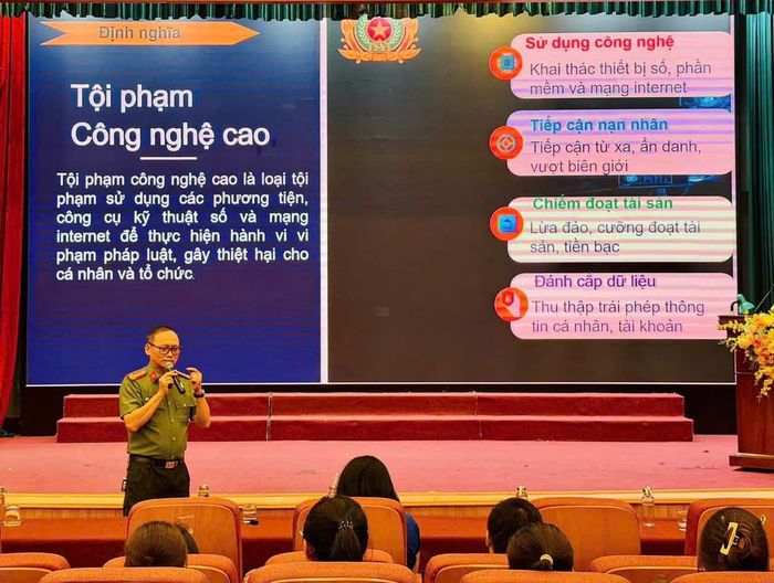 Thượng tá, Tiến sĩ Đào Trung Hiếu làm báo cáo viên tại chương trình “Bình dân học vụ số - Trang bị “lá chắn số” cho tuổi trẻ Việt Hưng”. Ảnh: PV