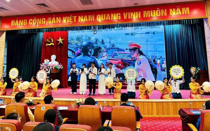 Hình thức sân khấu hóa giúp giới trẻ dễ dàng nắm bắt những kiến thức pháp luật. Ảnh: PV
