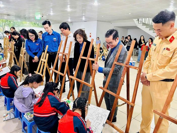 Thiếu nhi phường Việt Hưng tham gia cuộc thi vẽ tranh tuyên truyền pháp luật. Ảnh: PV