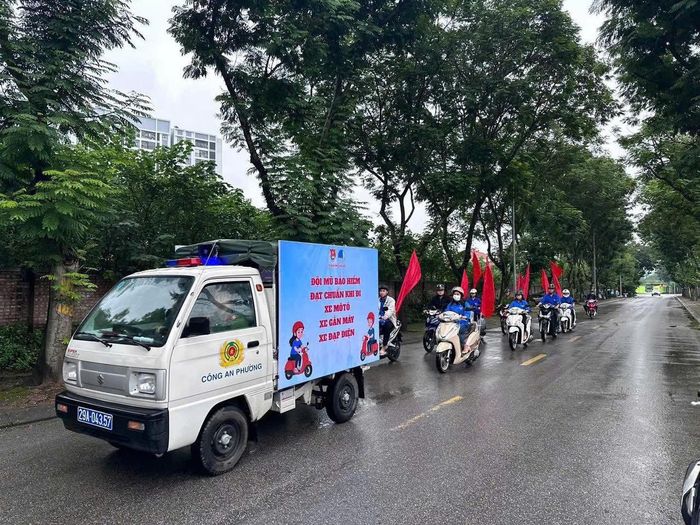 Tuyên truyền lưu động về các quy định khi tham gia giao thông. Ảnh: PV