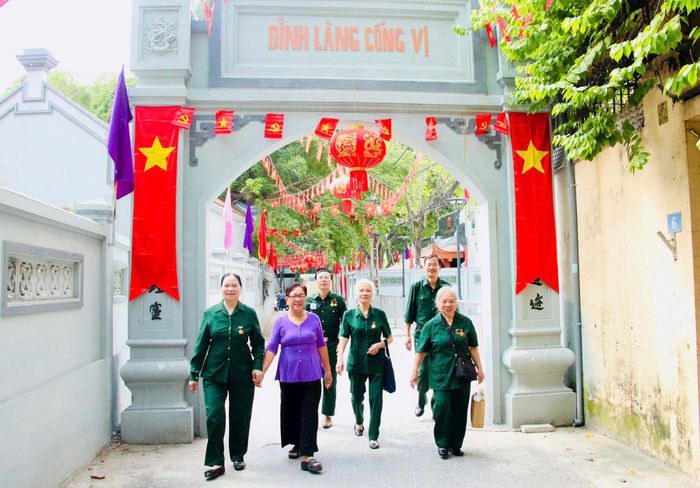 Tuyến ngõ 518 Đội Cấn vừa được chỉnh trang khang trang, sạch đẹp, thắt chặt tình đoàn kết trong nhân dân. Ảnh: Bảo Lâm