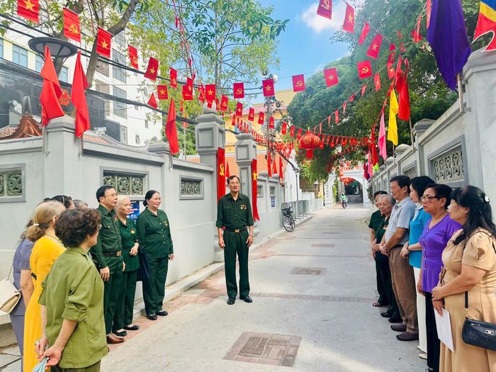 Phó Chủ tịch Hội Cựu Thanh niên xung phong phường Ngọc Hà, kiêm Chi hội trưởng Chi hội 3 Vũ Đức Toàn chia sẻ niềm tự hào sau khi thực hiện công trình. Ảnh: Bảo Lâm