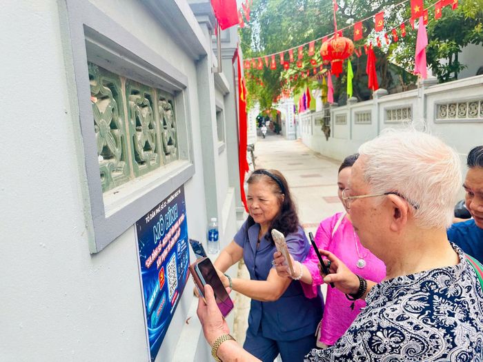 Người dân hào hứng cài đặt iHanoi. Ảnh: Bảo Lâm
