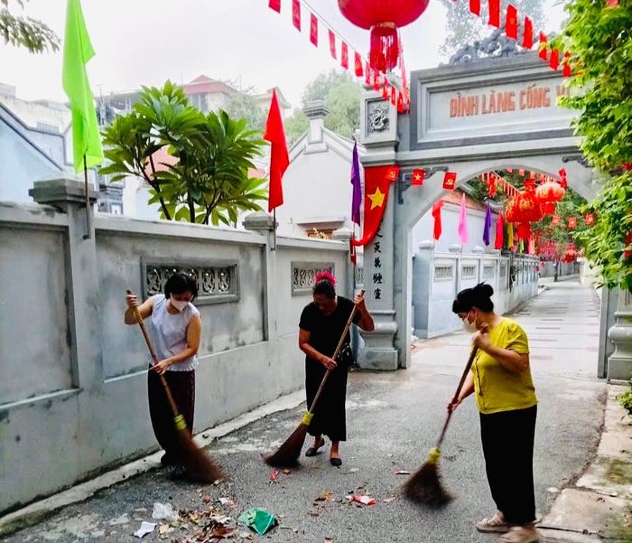 Chi hội phụ nữ số 22 thường xuyên giữ gìn đoạn đường sạch đẹp. Ảnh: Bảo Lâm