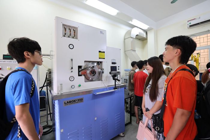 Sinh viên tham quan Phòng thí nghiệm Công nghệ Hydro tại Viện Khoa học vật liệu, Viện Hàn lâm Khoa học và Công nghệ Việt Nam. Ảnh: PV