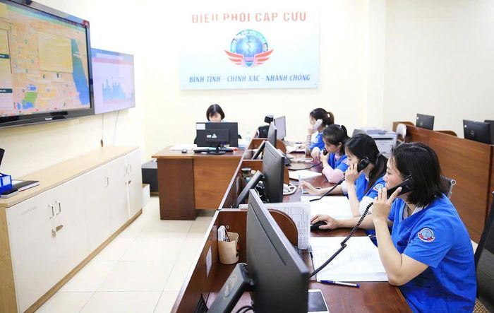 Nhân viên Trung tâm Cấp cứu 115 Hà Nội tiếp nhận, điều phối các cuộc gọi cấp cứu. Ảnh: Quang Thái