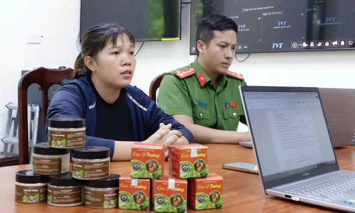 Đối tượng Dương Thị Quỳnh và các sản phẩm được giới thiệu là "thuốc nam gia truyền" chữa bệnh khối u. Ảnh: Công an thành phố Hà Nội