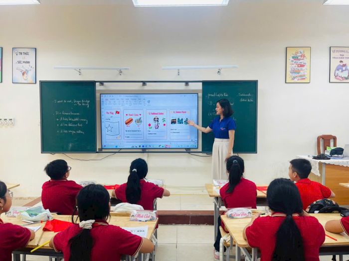 Giờ học tiếng Anh của cô và trò Trường THCS Vạn Phúc, xã Nam Phù. Ảnh: Nhà trường cung cấp