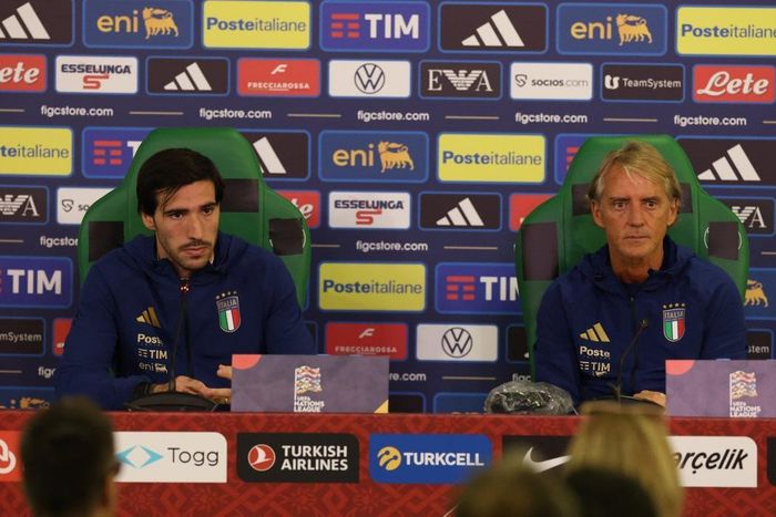 HLV Roberto Mancini (phải) vẫn còn nhiều việc phải làm với đội tuyển Italia. Ảnh: FIGC.