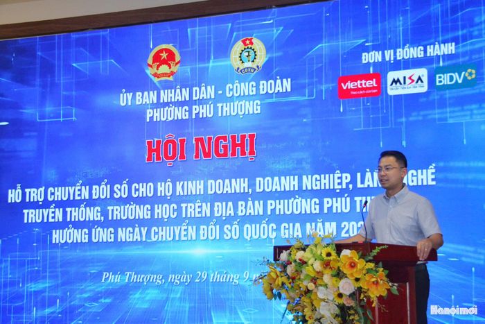 Phó Chủ tịch UBND phường Phú Thượng Bùi Thế Cường phát biểu khai mạc hội nghị. Ảnh: Cao Kỳ
