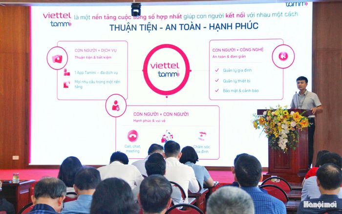 Viettel trình bày giải pháp hỗ trợ về chuyển đổi số cho các trường học trên địa bàn trên nền tảng Viettel Tammi . Ảnh: Cao Kỳ