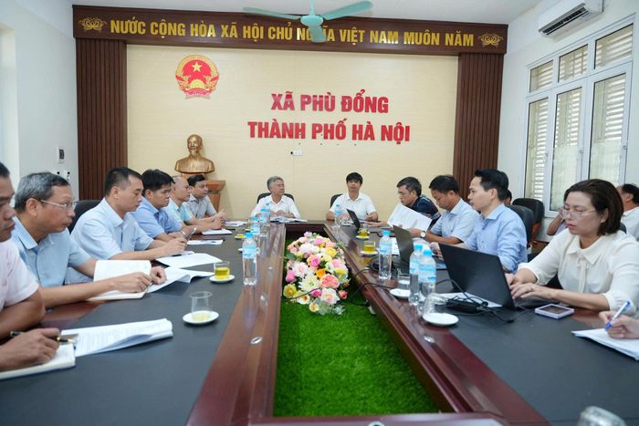 Xã Phù Đổng tổ chức bàn giao mặt bằng đợt 2 Dự án tuyến đường kết nối sân bay Gia Bình về Thủ đô Hà Nội. Ảnh: Nguyễn Sơn