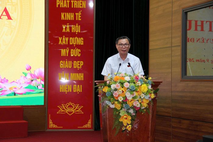 Bí thư Đảng ủy, Chủ tịch HĐND xã Mỹ Đức Đặng Văn Cảnh,phát biểu tại kỳ họp. Ảnh: Biên Phạm