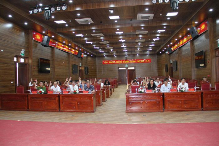 Các đại biểu HĐND xã Mỹ Đức tham dự kỳ họp biểu quyết thông qua Nghị quyết. Ảnh: Biên Phạm