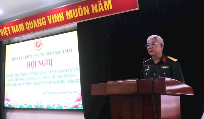 Chủ tịch Hội Cựu chiến binh phường Bạch Mai Hoàng Minh Bần phát biểu. Ảnh: Linh Chi
