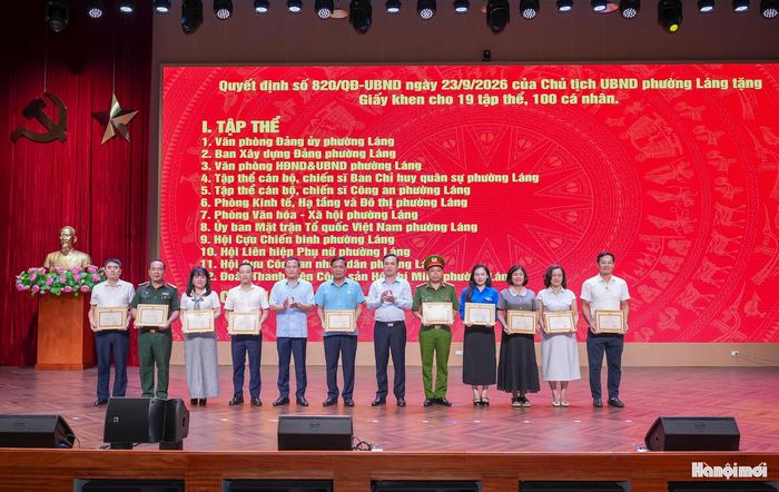 Bí thư Đảng uỷ, Chủ tịch HĐND phường Láng Nguyễn Hồng Dân và Chủ tịch UBND phường Láng Nguyễn Thanh Tùng trao giấy khen cho các tập thể và cá nhân tham gia diễn tập chiến đấu phòng thủ năm 2026. Ảnh: Duy Khánh