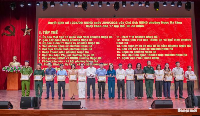 Bí thư Đảng uỷ phường Ngọc Hà Đỗ Thị Lan Hương và Chủ tịch UBND phường Ngọc Hà Lương Xuân Dương trao giấy khen cho các tập thể và cá nhân tham gia diễn tập chiến đấu phòng thủ năm 2026. Ảnh: Duy Khánh
