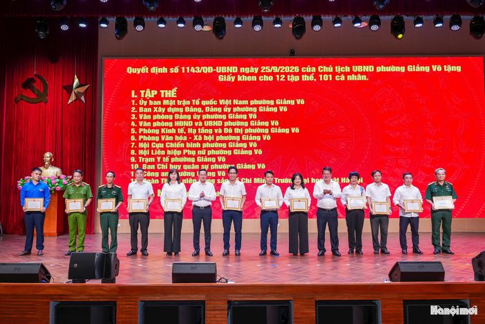 Bí thư Đảng uỷ, Chủ tịch HĐND phường Giảng Võ Tống Học Nghĩa và Chủ tịch UBND phường Giảng Võ Cồ Như Dũng trao giấy khen cho các tập thể và cá nhân tham gia diễn tập chiến đấu phòng thủ năm 2026. Ảnh: Duy Khánh