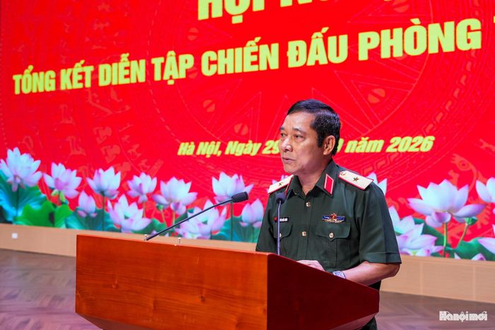 Thiếu tướng Nguyễn Khắc Nhân, Phó Chính ủy Bộ Tư lệnh Thủ đô Hà Nội phát biểu tại hội nghị. Ảnh: Duy Khánh
