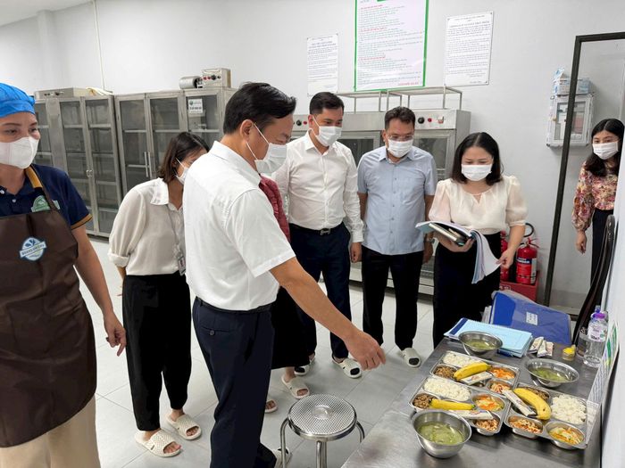 Bí thư Đảng ủy phường Hồng Hà Bùi Tuấn Anh cùng đoàn công tác thăm, kiểm tra tình hình tổ chức bữa ăn bán trú tại Trường Tiểu học Nhật Tân. Ảnh: PV