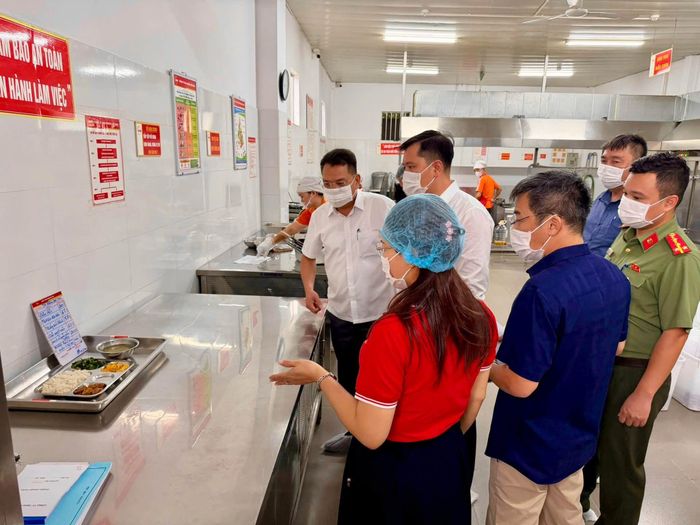 Phó Chủ tịch UBND phường Hồng Hà Nguyễn Hải Đăng kiểm tra công tác tổ chức bán trú tại Trường Tiểu học Hồng Hà. Ảnh: PV