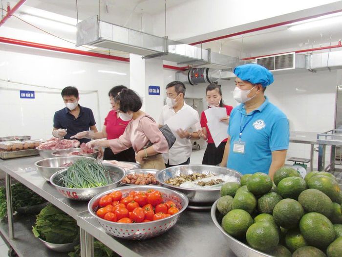 Đoàn kiểm tra liên ngành kiểm tra tại Trường Mầm non Hồng Hà. Ảnh: PV