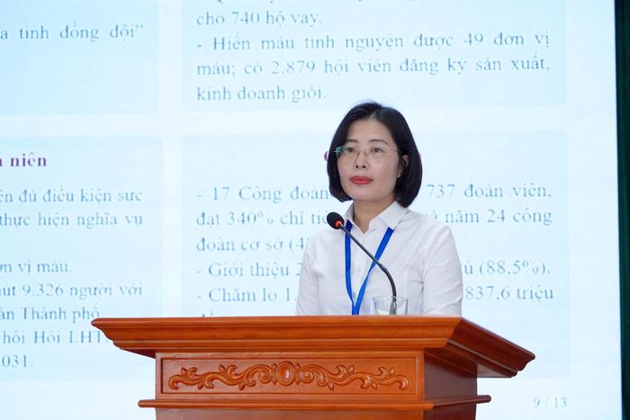 Đồng chí Trần Hồng Hạnh - Phó Bí thư thường trực Đảng ủy xã Thường Tín báo cáo tại hội nghị. Ảnh: PV